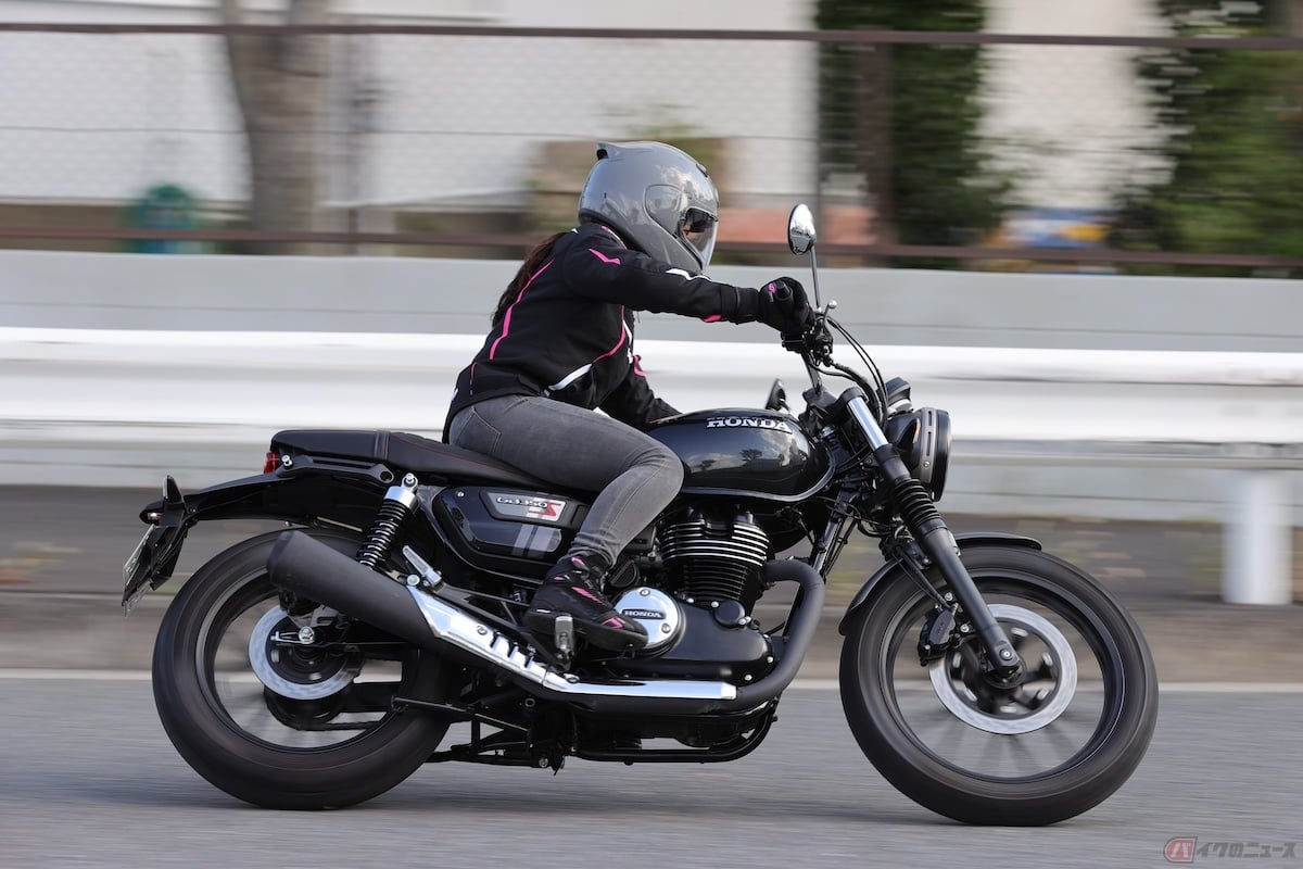 ライディングポジションや座り心地も良いGB350Sは、どこまでも軽快に乗っていられそう