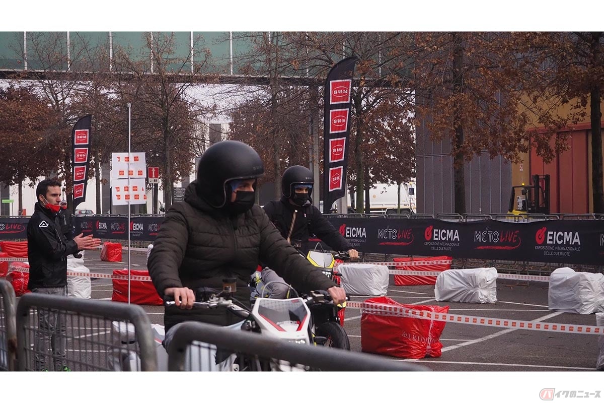 イタリアのバイクメーカー「SWM」特設コース。多くの人で賑わっていました