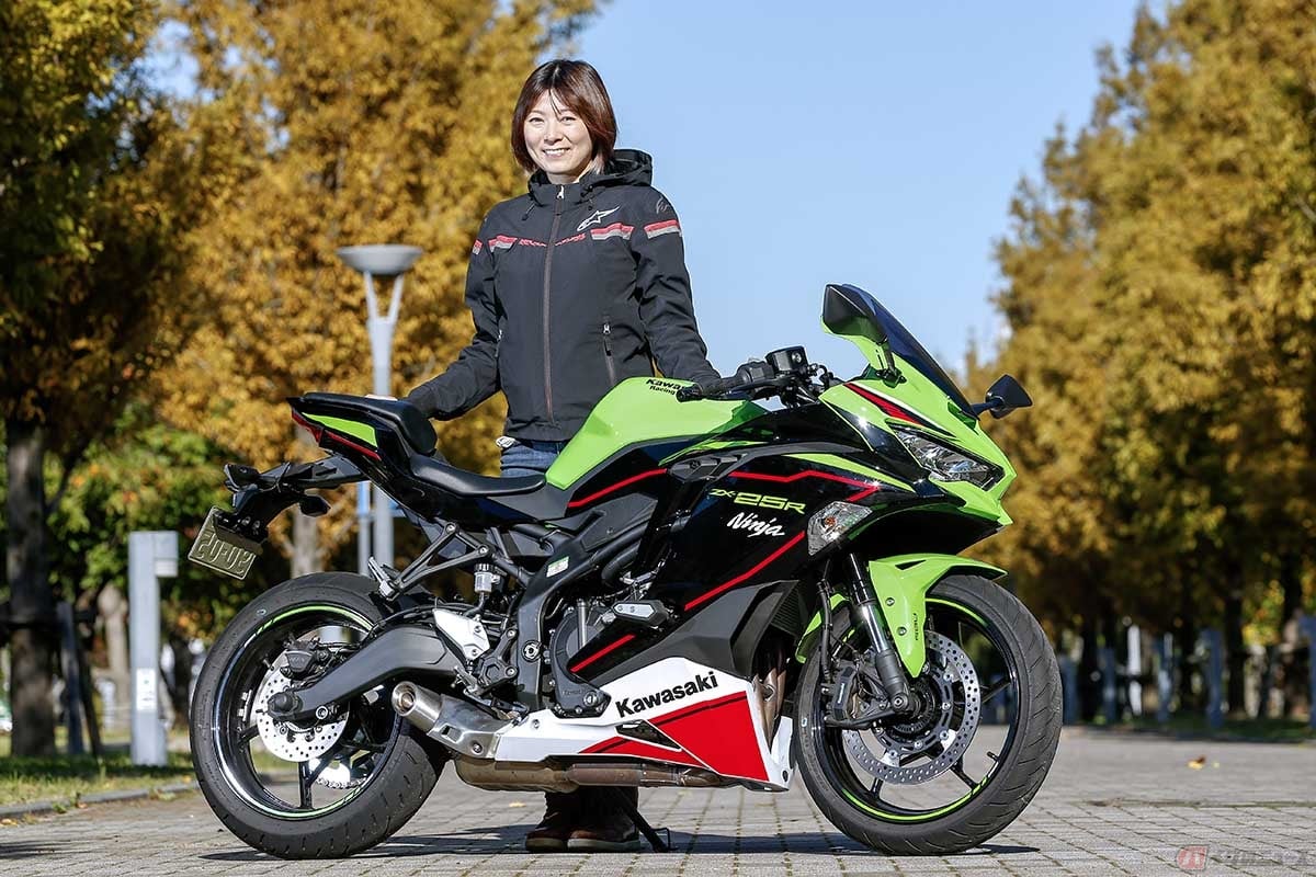 カワサキ「Ninja ZX-25R」と筆者(先川知香)。2022年シーズンも自身の愛車でNinja Team Green Cupに参戦予定です