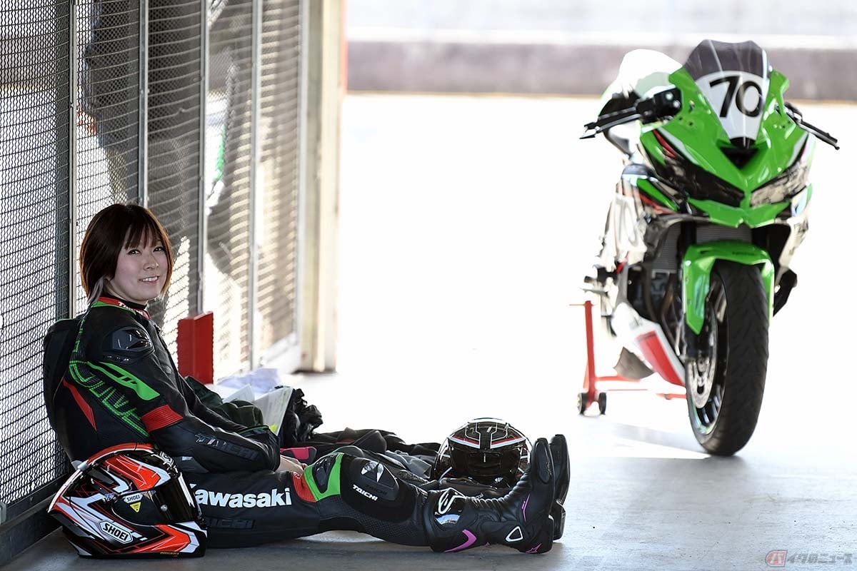 カワサキ「Ninja ZX-25R」と筆者(先川知香)。参戦にはMFJのフレッシュマンか国内ライセンスや規定の装備品が必要になります
