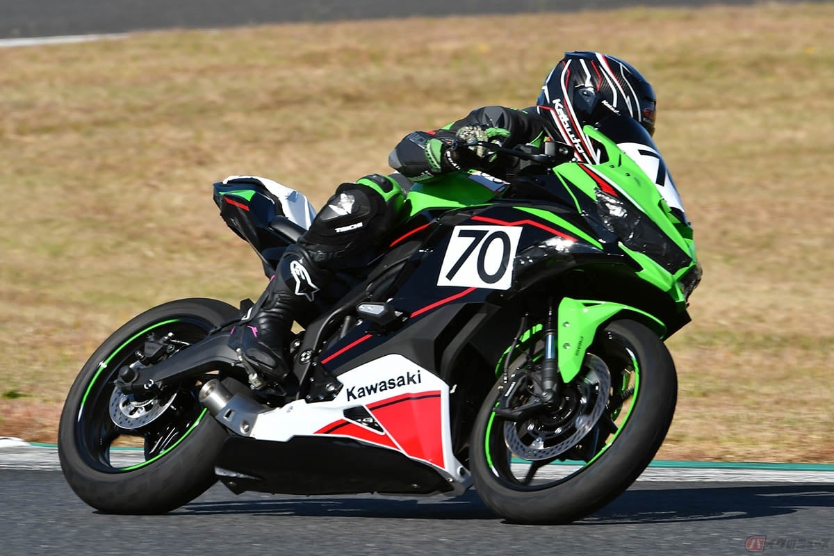 カワサキ「Ninja ZX-25R」(レース仕様車)でNinja Team Green Cupに参戦する筆者(先川知香)