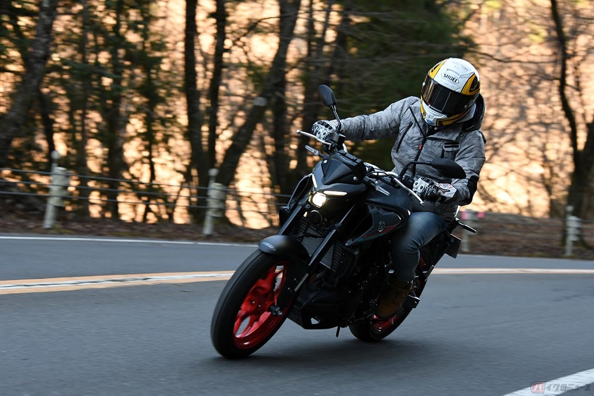 ヤマハ「MT-25」でツーリングする筆者(レーシングライダー・石塚健)