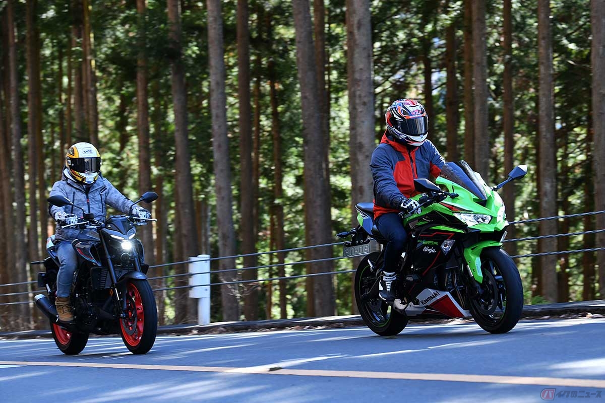ヤマハ「MT-25」でツーリングする筆者(レーシングライダー・石塚健)とカワサキ「Ninja ZX-25R」で一緒にツーリングした大久保光選手
