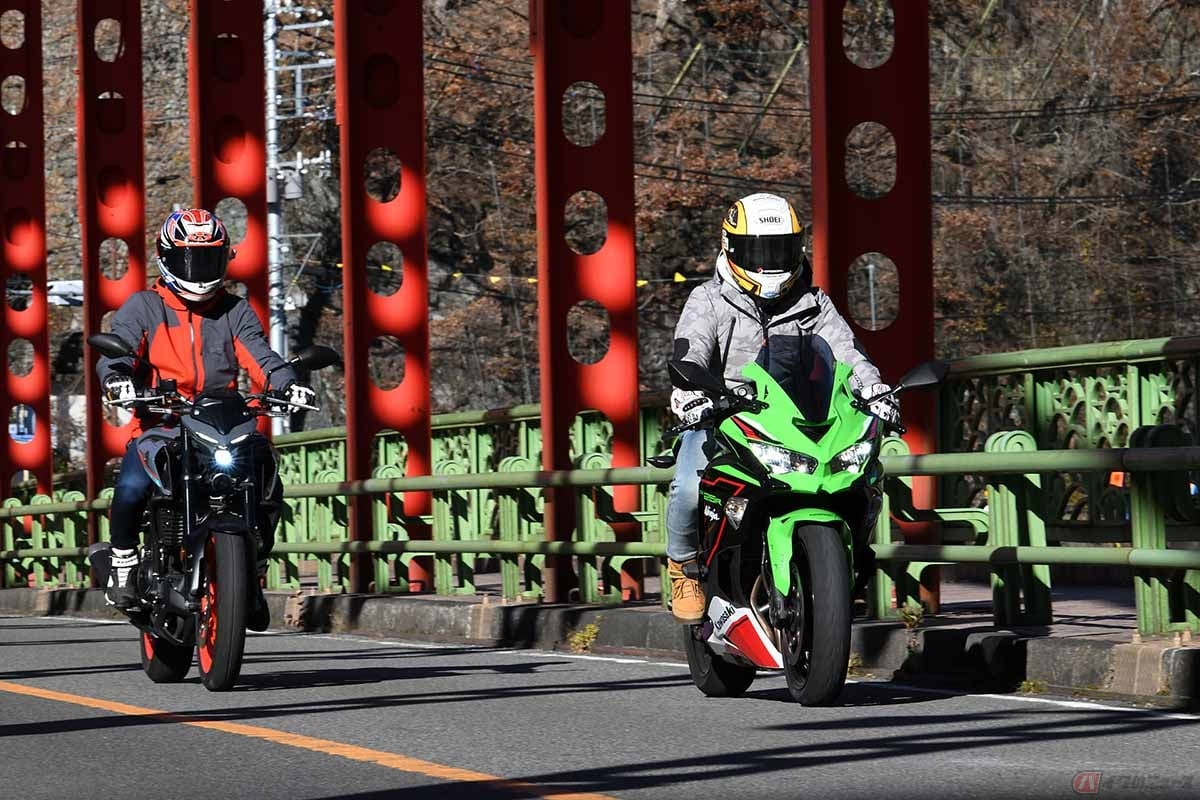 大久保光選手(左)とともに初めてツーリングにでかけた筆者(レーシングライダー・石塚健)。大久保選手の相棒カワサキ「Ninja ZX-25R」とヤマハ「MT-25」を交互に乗り比べながら楽しみました