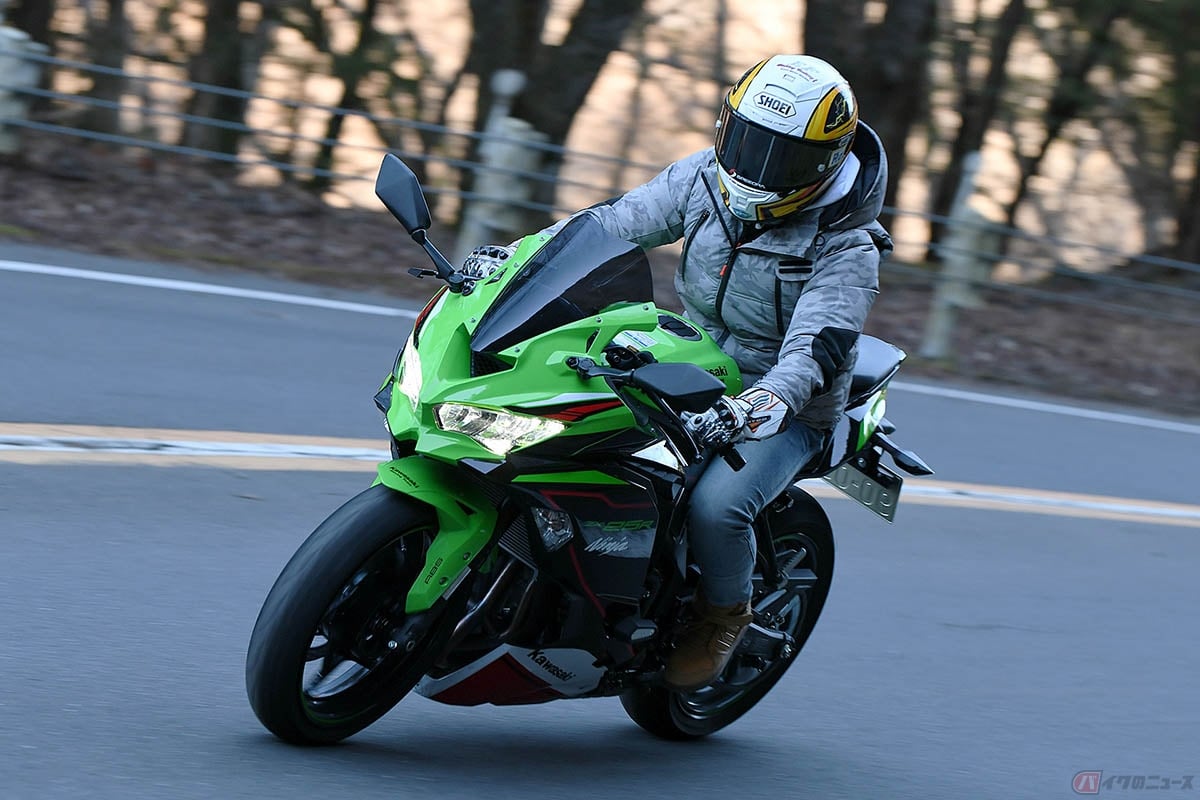 大久保光選手とともに初めてツーリングにでかけた筆者(レーシングライダー・石塚健)