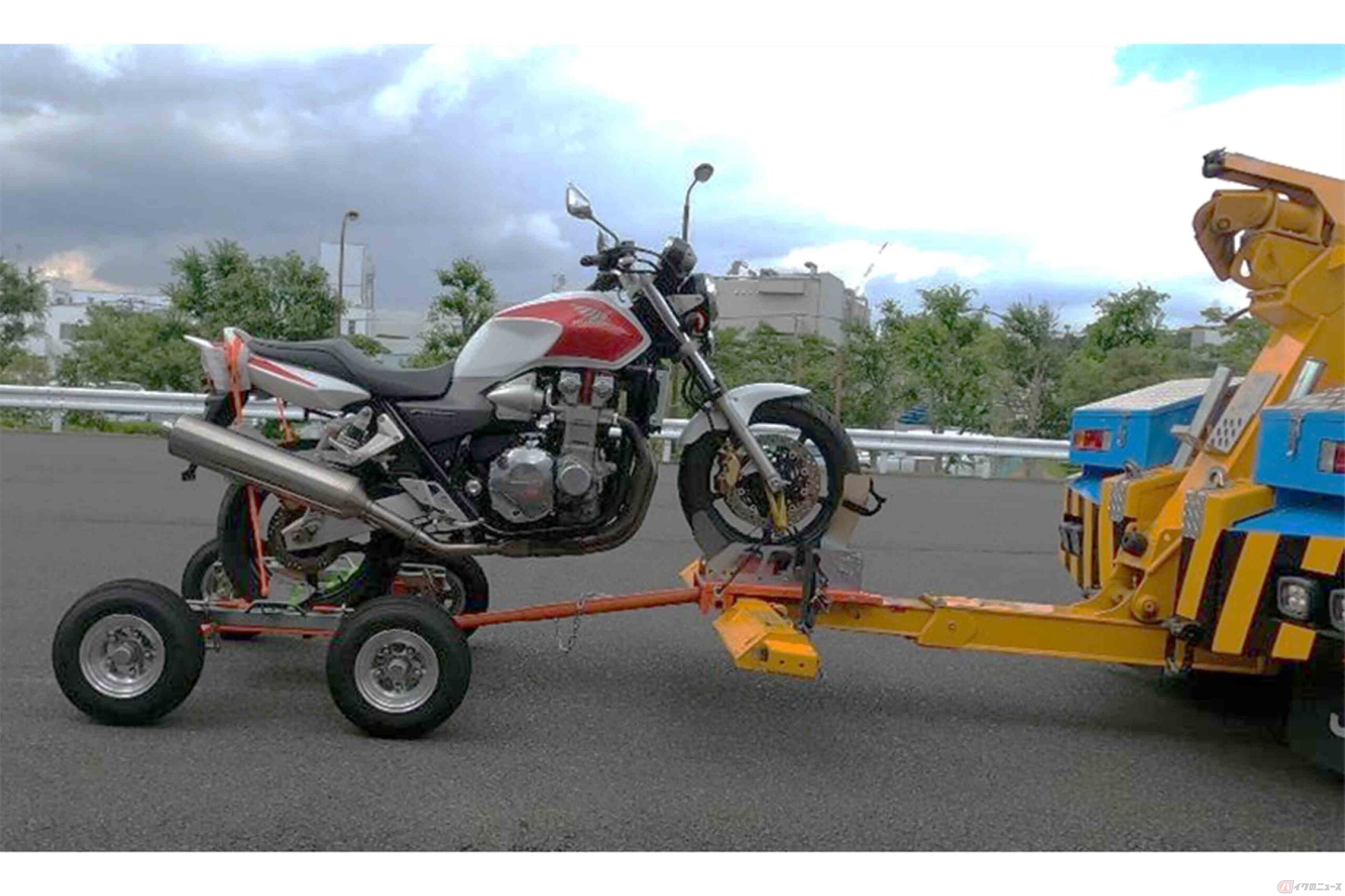 JAFが開発した二輪アタッチメント。原付きから大型モデルまでけん引可能です