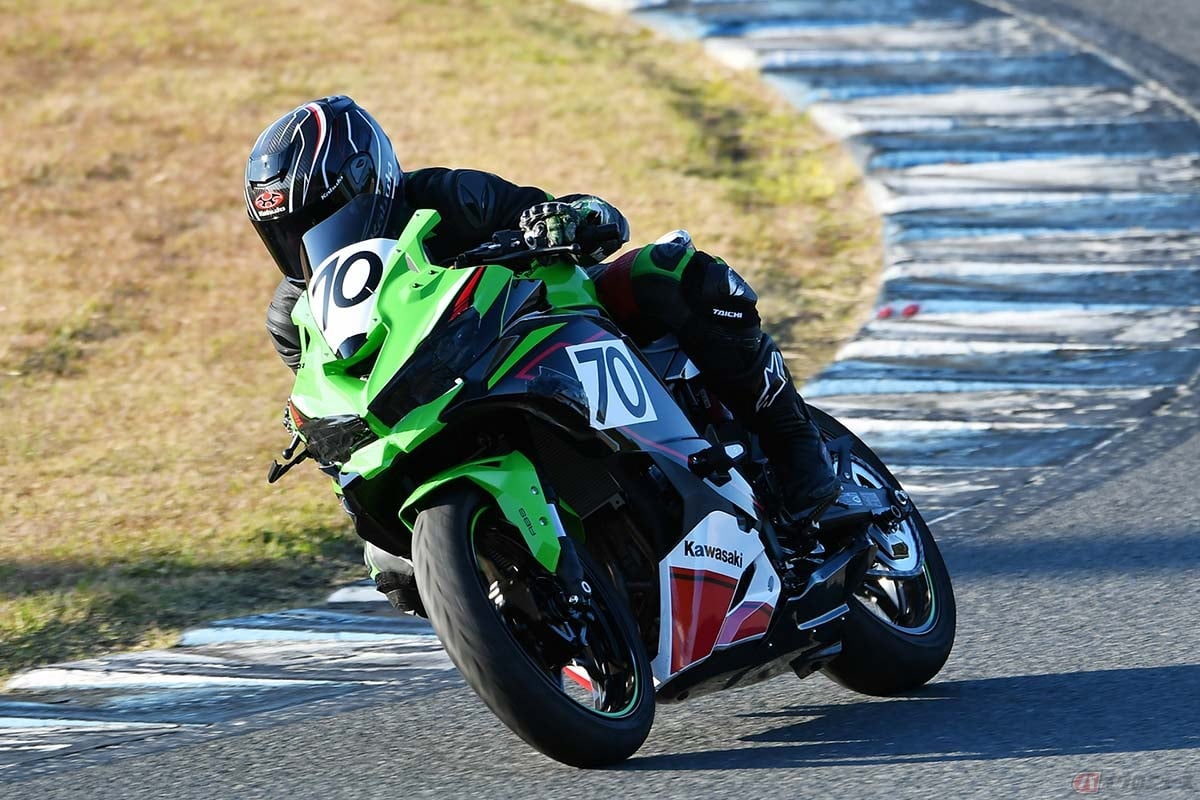 カワサキ「Ninja ZX-25R」で初走行する筆者(先川 知香)