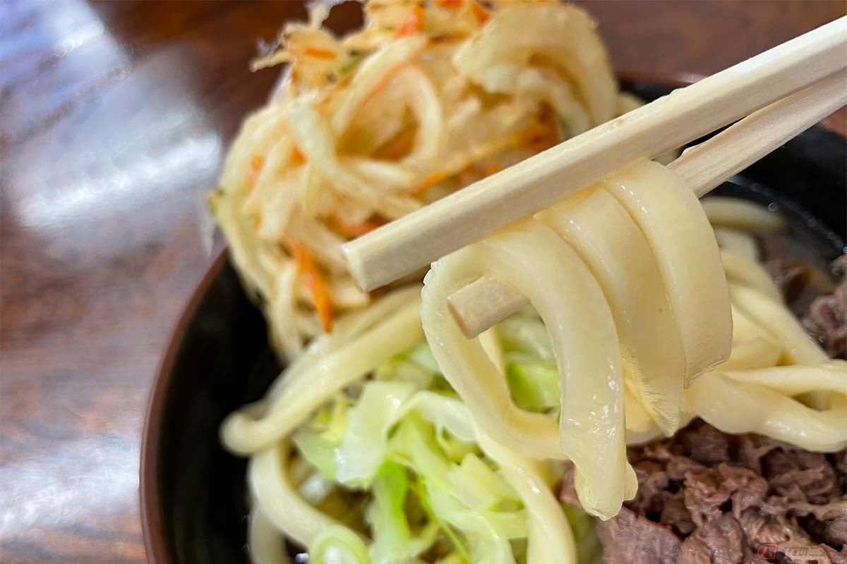 「奉仕や」で食したベーシックな吉田のうどん。市内ではどこのうどん屋でも同様の強いコシのうどんが味わえる