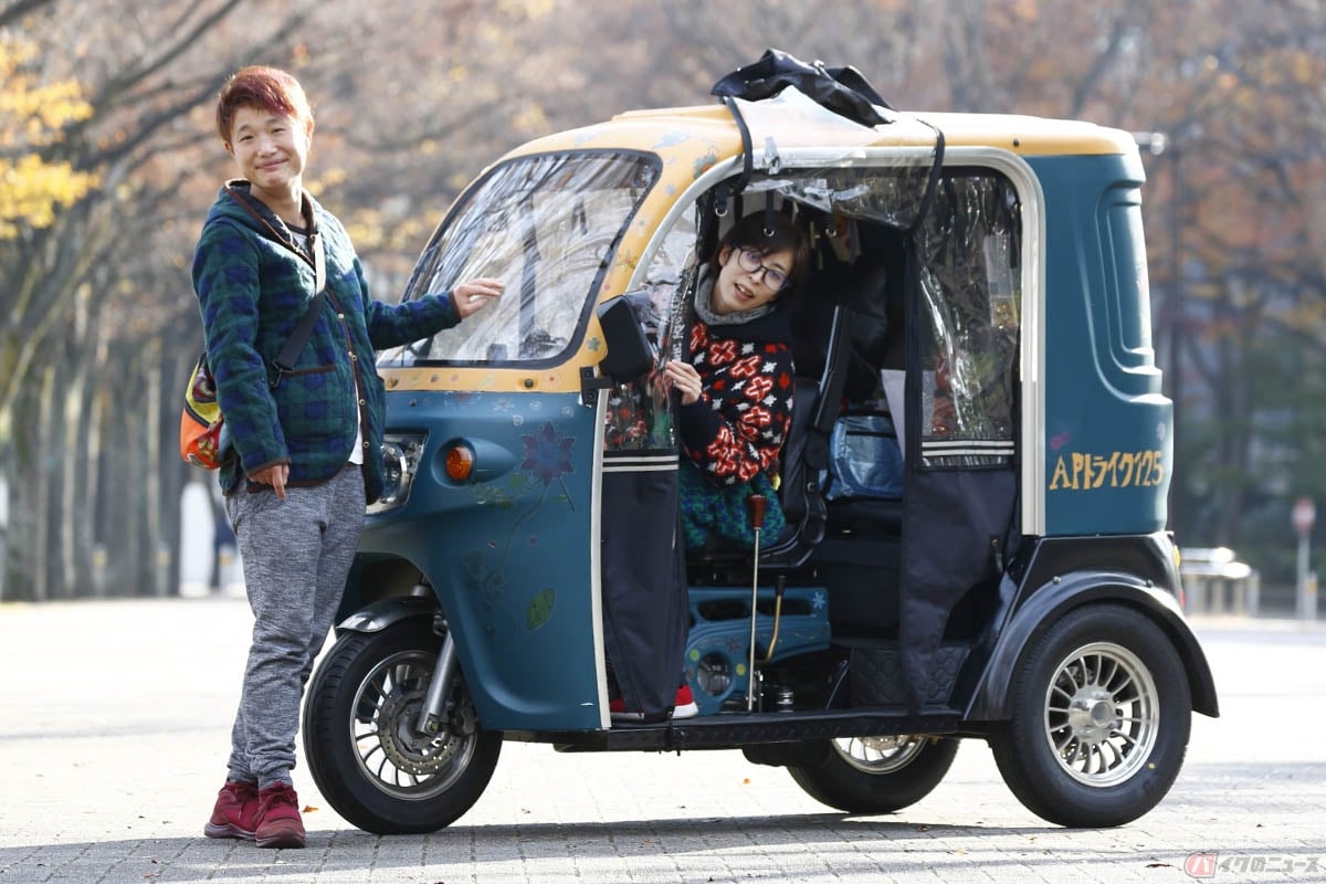 APtrikes125ライフを満喫するミエさん(左)とレインさん(右)。普段の移動手段のほか、デリバリー業務にも使用しています。仕事も動画配信もいつも二人。唯一無二のパートナーにAPtrikes125が加わり最強のチームに