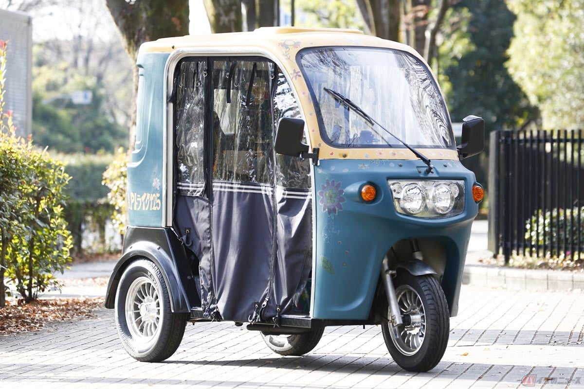 レトロカラーでペインティングされたボディが特徴のミエ&レインさんのAPtrikes125