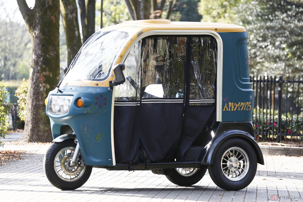 レトロカラーでペインティングされたボディが特徴のミエ&レインさんのAPtrikes125。乗降部にはレインカバーが装備されて風雨を防いでいます