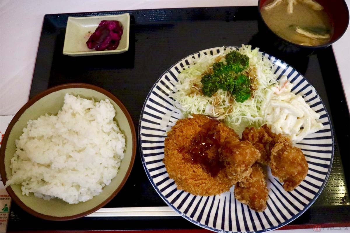 メンチカツと唐揚げという揚げ物コンビが魅力の「メンカラ定食」(870円)。マカロニサラダが妙に合う