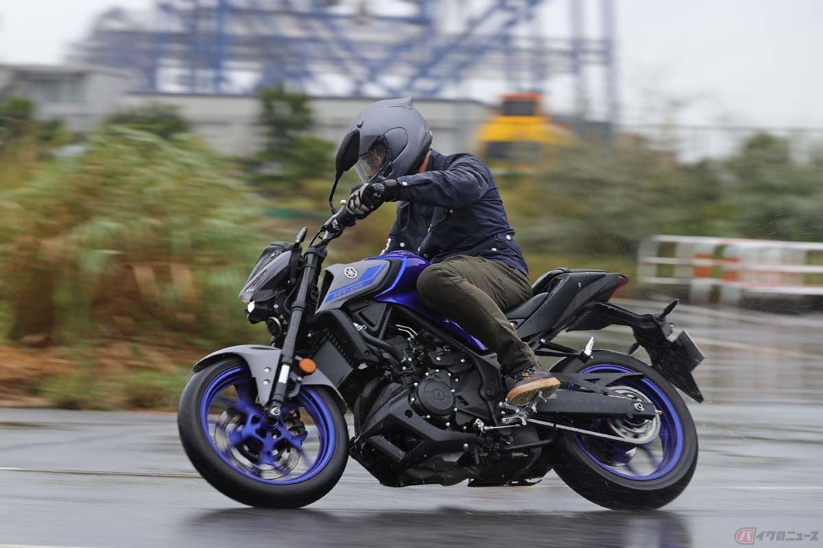 実際の燃費はどうなのか? ヤマハ「MT-03」(2021年型)を走らせる筆者(松井勉)