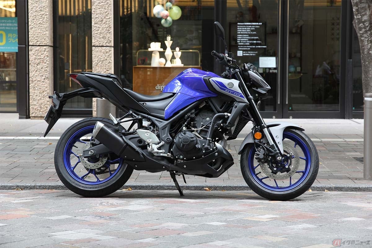 いざ、燃費の実走計測へ。都内にある石畳のブティック通りも経由する