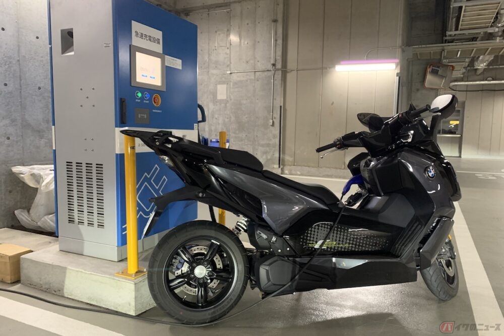 電気自動車の普及により高速のガソリンスタンドにも充電器スタンドを併設する可能性があります