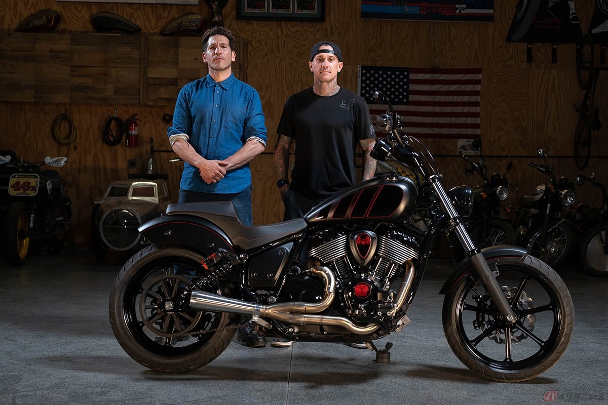 インディアン・モーターサイクル「チーフ」をベースにしたカスタマイズ・プロジェクト第3弾マシン。左からオーナーで俳優のジョン・バーナル氏、製作者でありフリースタイルモトクロスの元選手・プロライダーであるキャリー・ハート氏