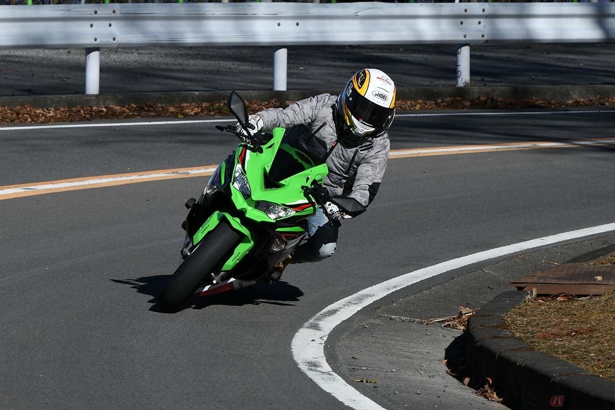 カワサキ「Ninja ZX-25R」に乗り、サウンドを楽しみながら奥多摩のワインディングを駆け上がる筆者(石塚 健)