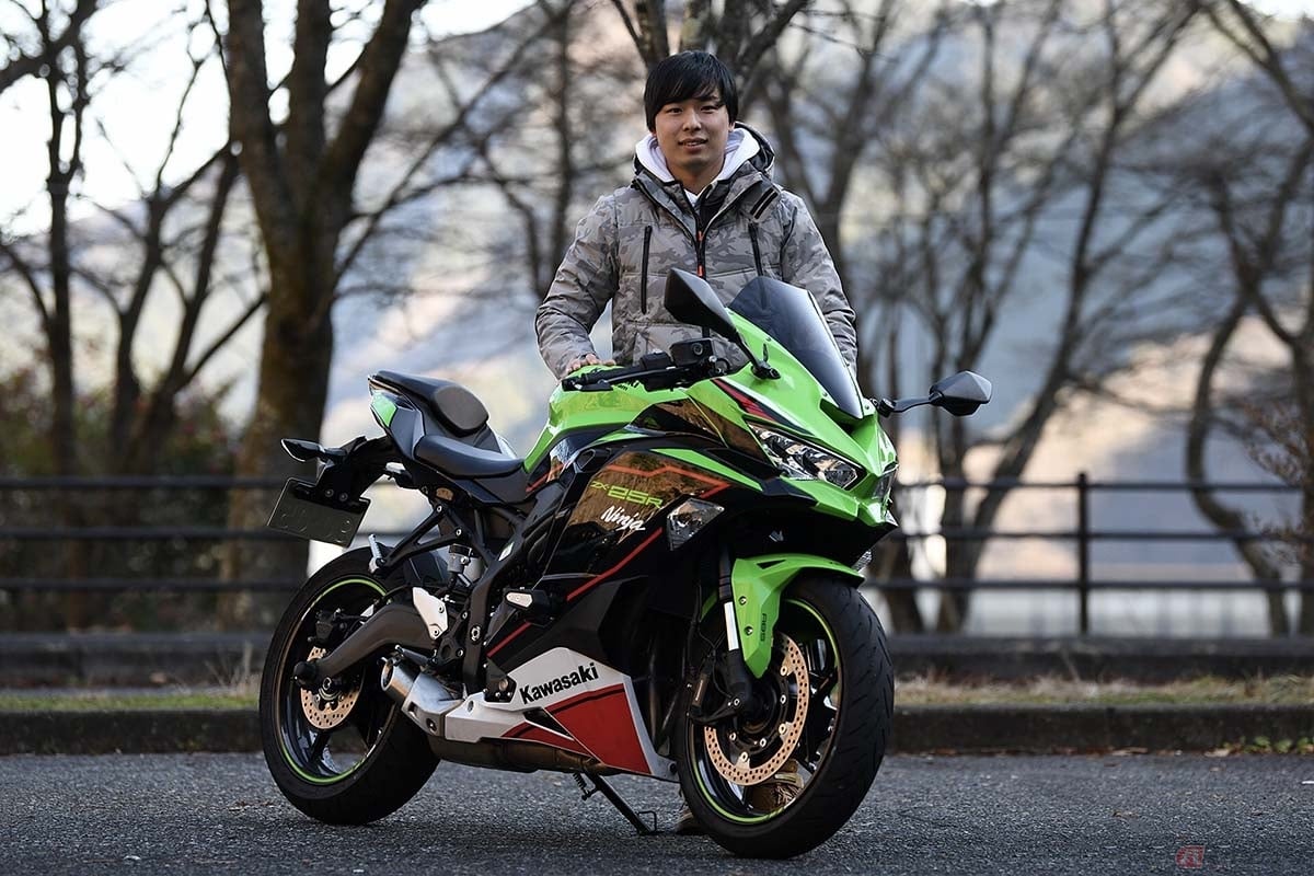 カワサキ「Ninja ZX-25R」と筆者(石塚 健)