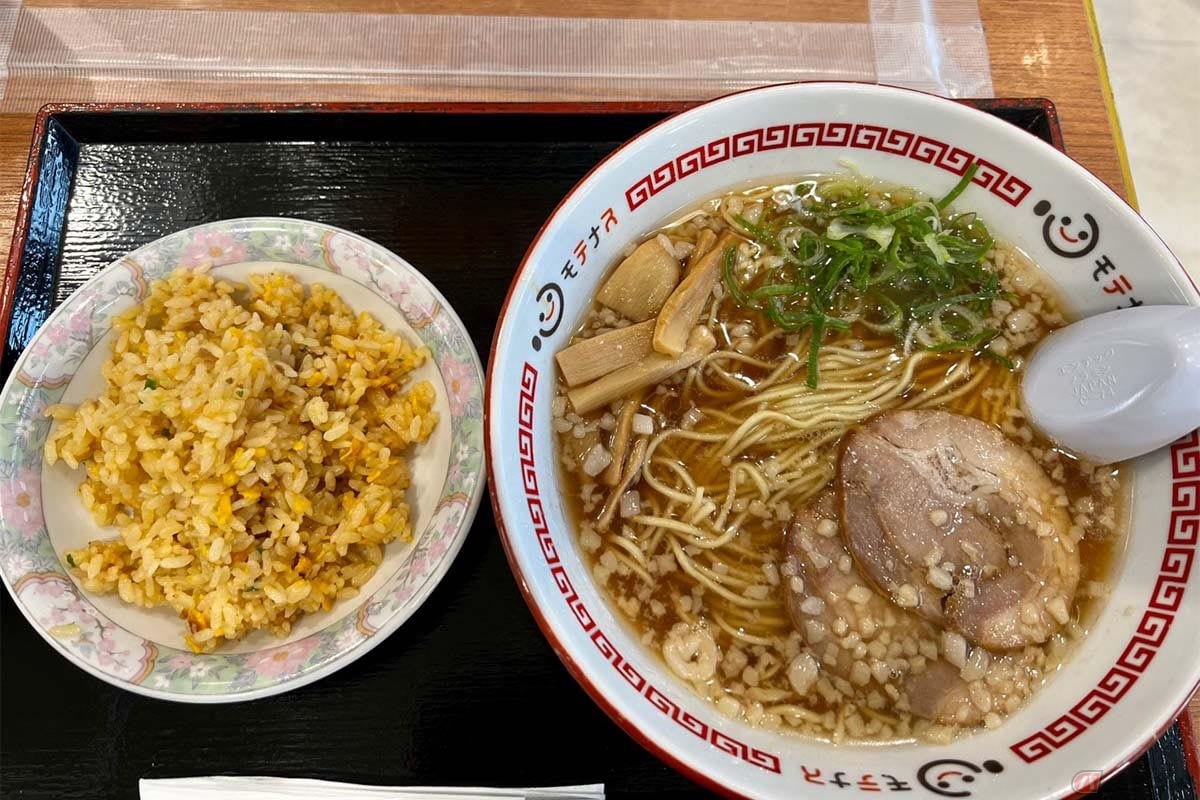 山陽道「道口PA」(上り)で食す「尾道ラーメンミニチャーハンセット」(900円)。醤油ベースのスープには豚の背脂がたっぷり浮かぶ「尾道ラーメン」は、まさにイメージ通りのビジュアルで嬉しい気分になる