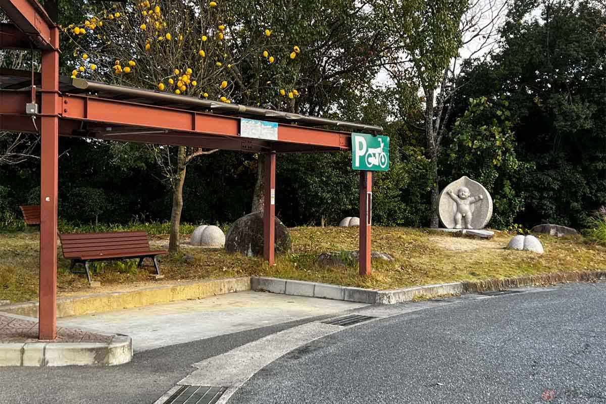 2輪専用の駐車スペースの奥には桃太郎の像も