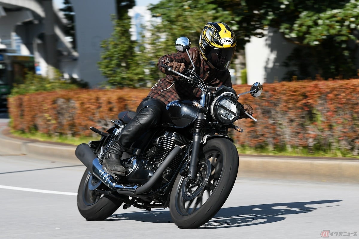ハンドルやメインステップ位置を『GB350』から変更した『GB350S』は、よりアグレッシブな乗車姿勢に!