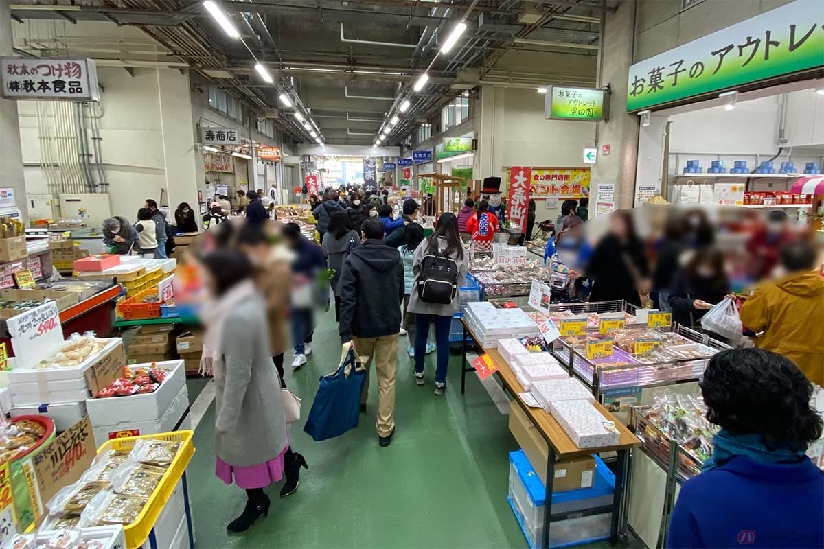 業者向けの卸売市場だった「横浜南部市場」は、2015年に一般向けの「食の専門店街」へリニューアル。昭和の市場的な雰囲気が楽しい