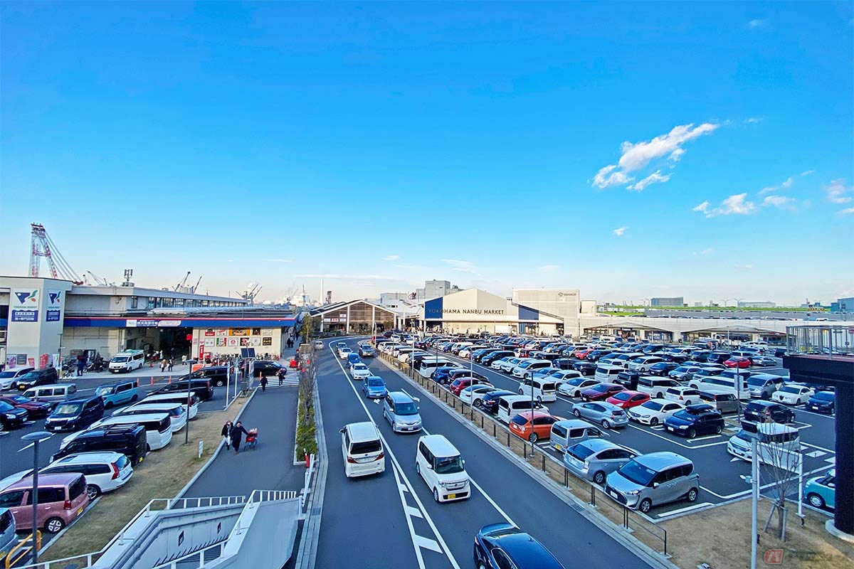 金沢シーサイドラインの南部市場駅から見た「横浜南部市場」。右側が新しくできた「ブランチ横浜南部市場」、左側が「食の専門店街」