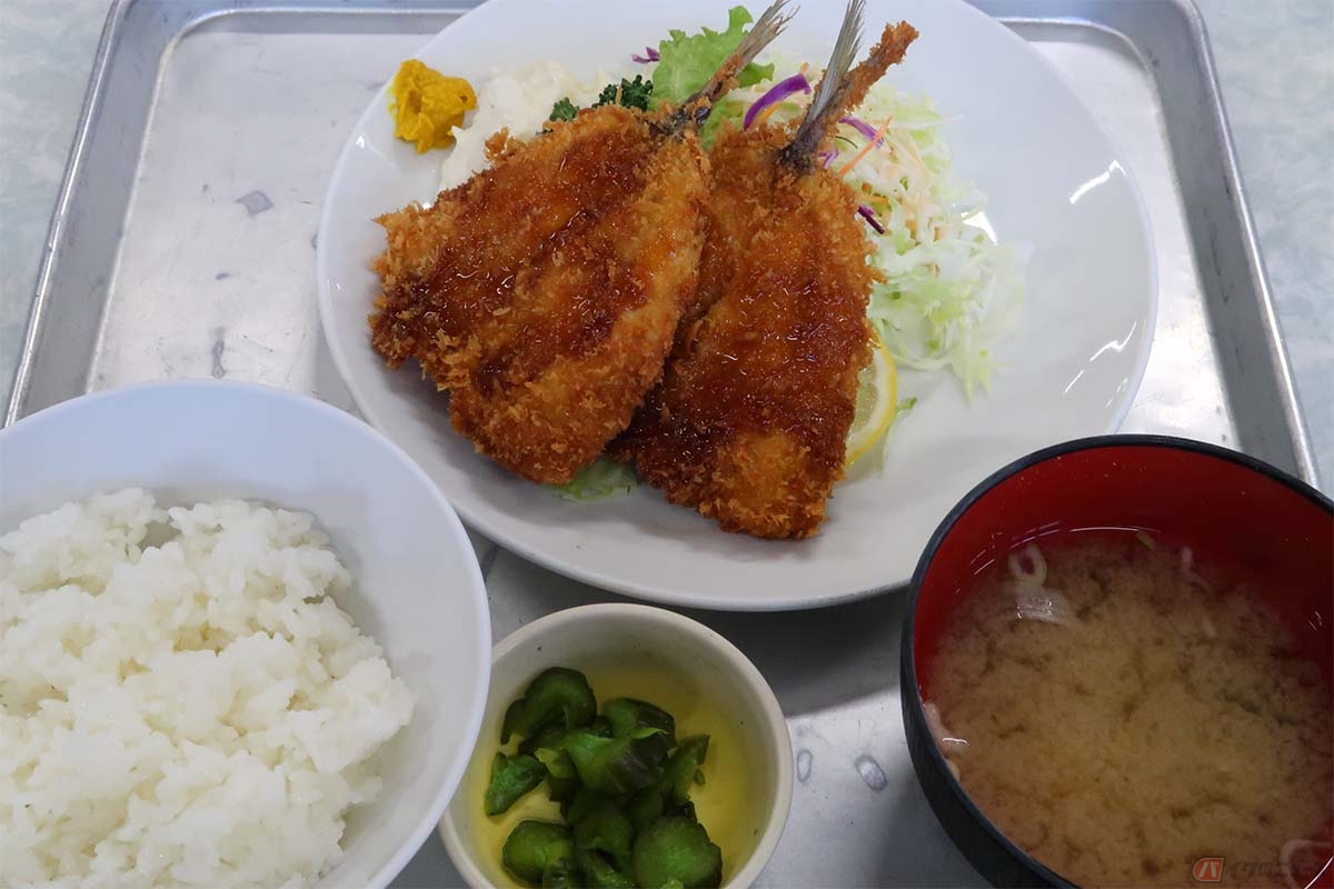 「キッチンK」のアジフライ定食は、アジフライ2枚にご飯と味噌汁にお漬物とシンプル。アルミのトレイが良い感じ