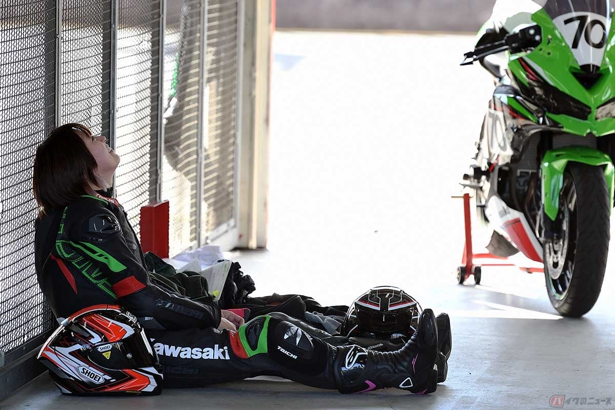 カワサキ「Ninja ZX-25R」のワンメイクレース「Ninja Team Green Cup」公式予選前の筆者(先川 知香)。あいにくの天気模様に不安がよぎります