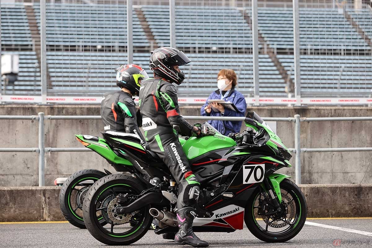 カワサキ「Ninja ZX-25R」のワンメイクレース「Ninja Team Green Cup」公式予選に挑む筆者（先川 知香）