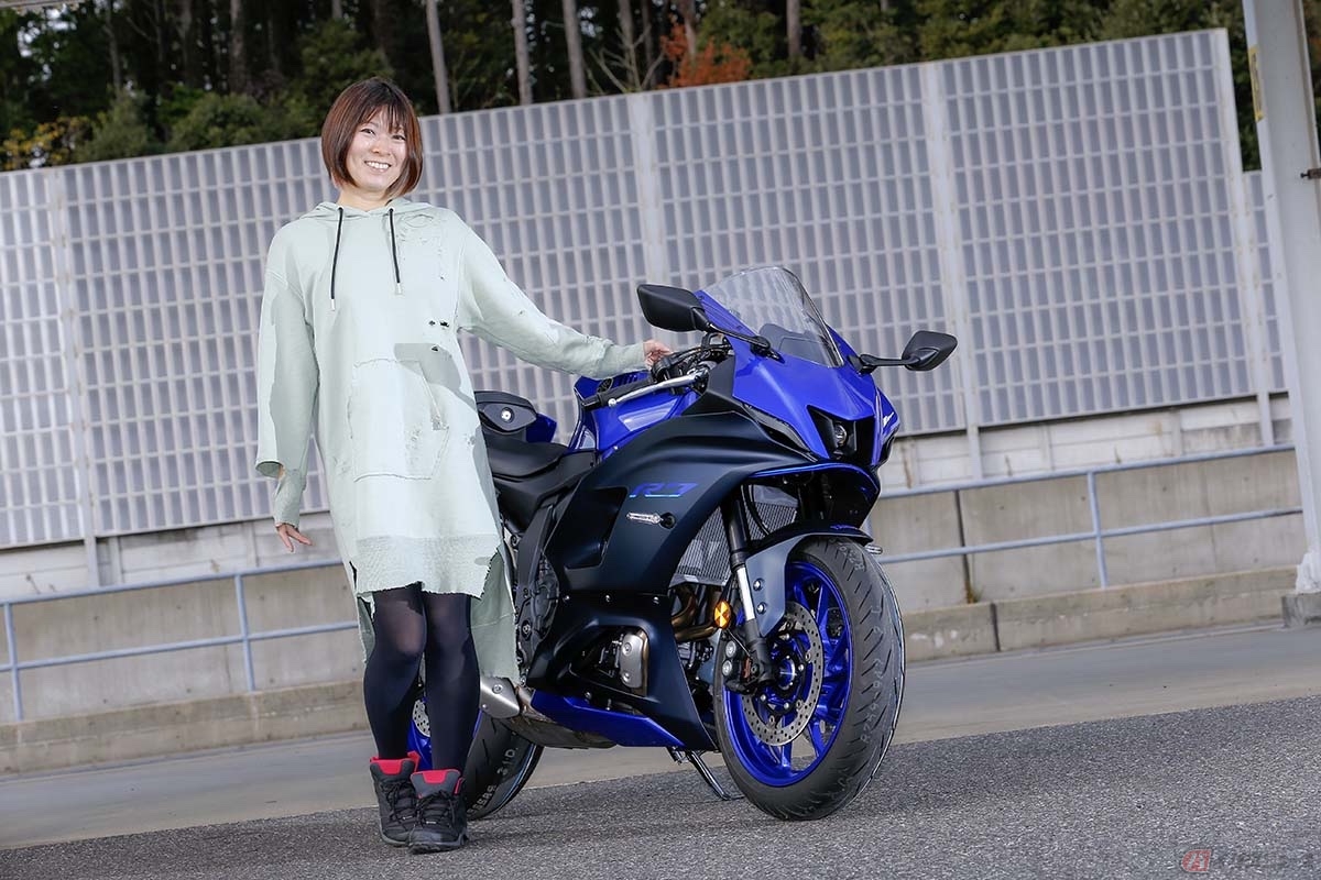 ヤマハ「YZF-R7 ABS」と筆者(先川知香)