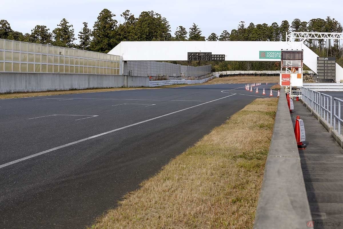 袖ケ浦フォレストレースウェイのホームストレート