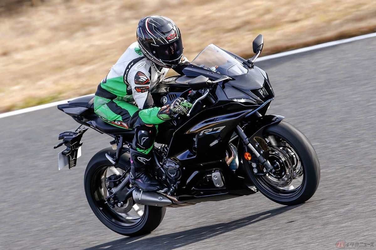 ヤマハ「YZF-R7 ABS」でサーキットを走行する筆者(先川知香)