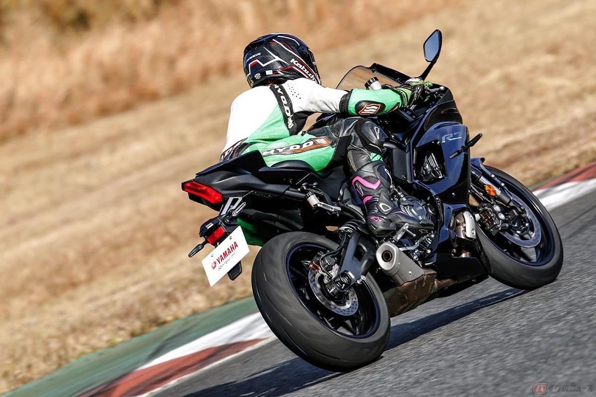 ヤマハ「YZF-R7 ABS」でサーキットを走行する筆者(先川知香)