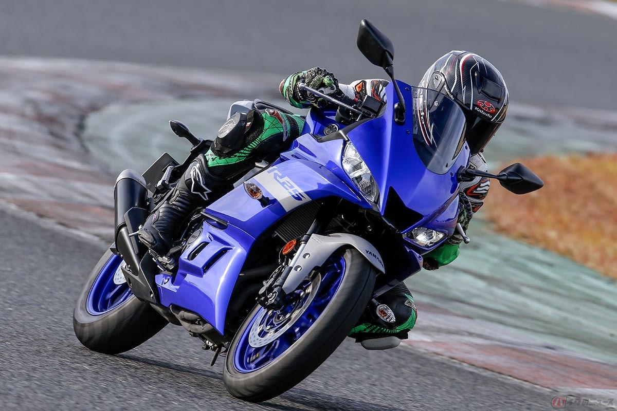 ヤマハ「YZF-R25 ABS」でサーキットを走行する筆者(先川知香)