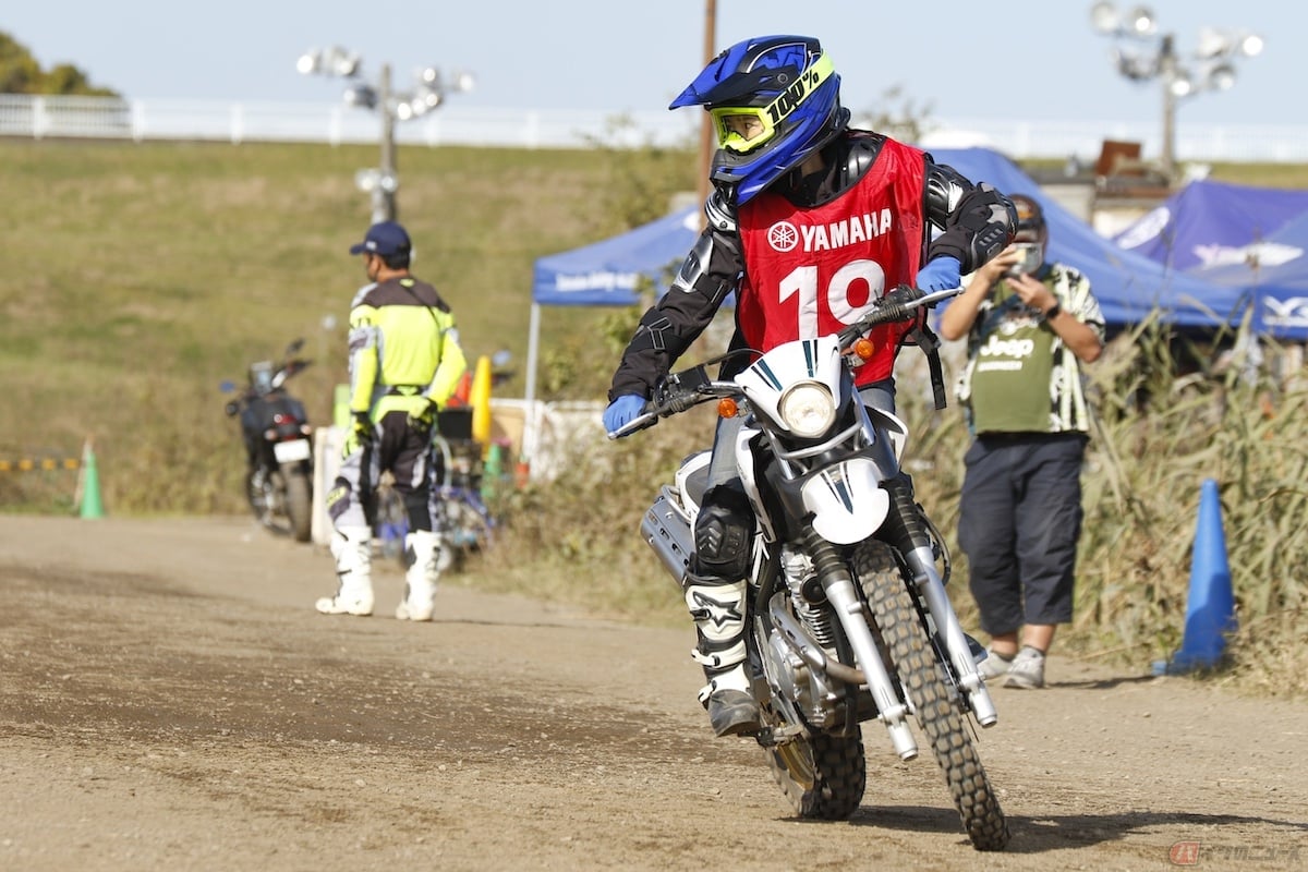 シートに座らず立ち上がった姿勢で行うスタンドリーンアウトを体験