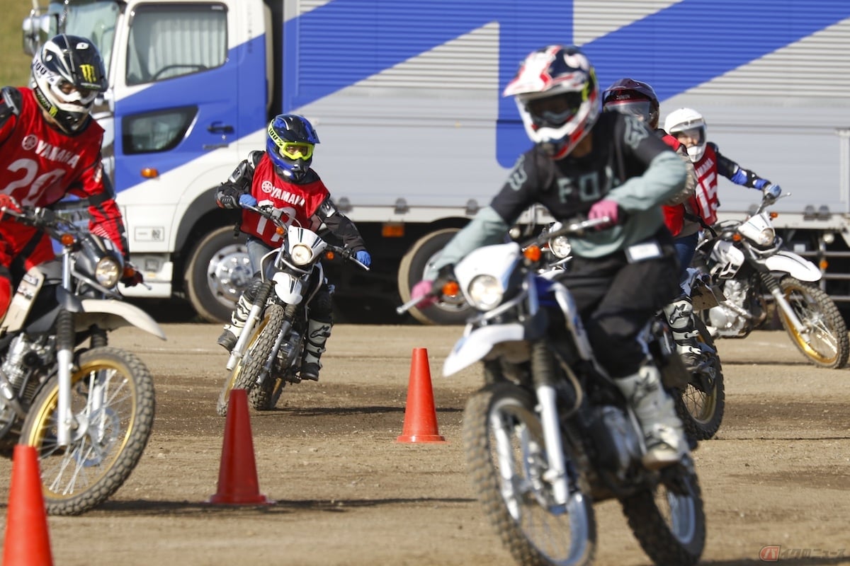 インストラクターさんの後に続きスタンドリーンアウトを行なっていきます