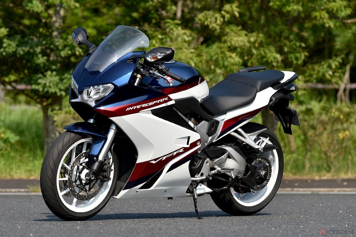ホンダ「VFR800F」には、シフトペダル操作のみでシフトアップが可能なクイックシフターを純正オプション(別売)として設定