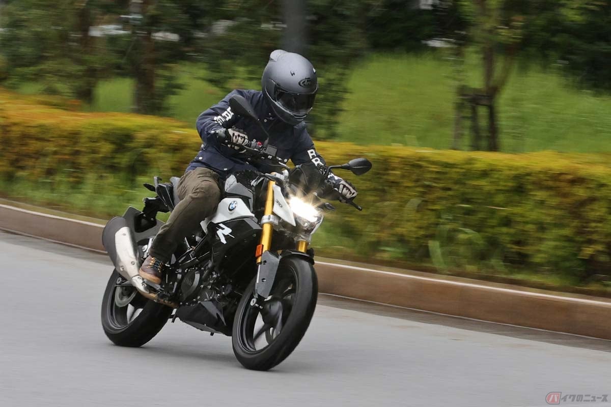 実際の燃費はどうなのか? BMW Motorrad「G310R」(2021年型)を走らせる筆者(松井勉)