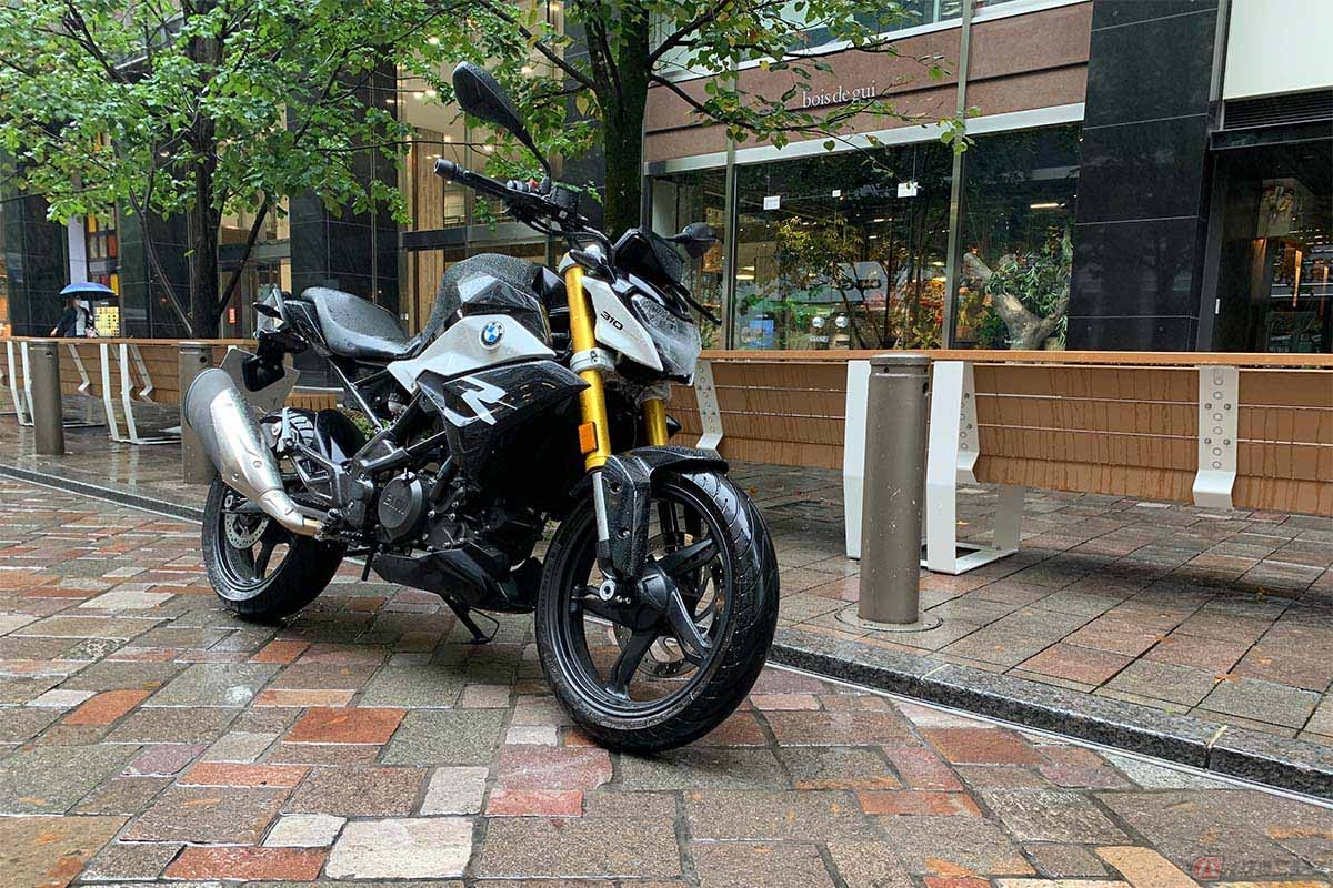 いざ、燃費の実走計測へ。都内にある石畳のブティック通りも経由する