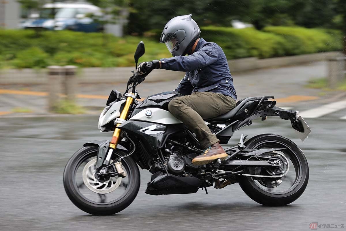 実際の燃費はどうなのか? BMW Motorrad「G310R」(2021年型)を走らせる筆者(松井勉)