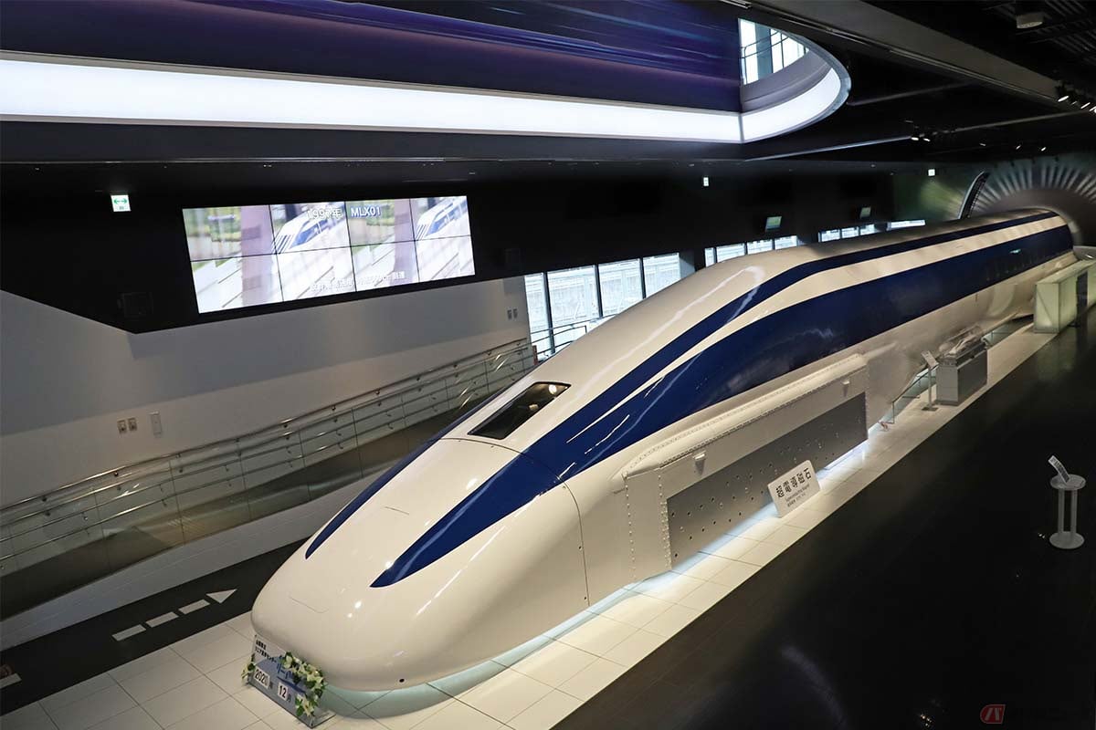 展示の目玉といえるリニア試験車両「MLX01-2」の実物。2003年には当時の鉄道世界最高速度記録、時速581キロを達成し、ギネスブックに登録されていた