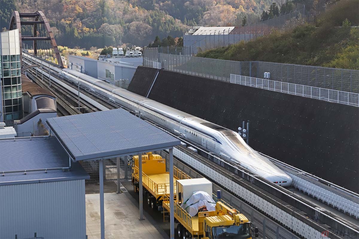 見学ラウンジからは車両の全体像や、ガイドウェイと呼ばれる、鉄道のレールに相当する構造物とモーターに相当する地上コイルから構成される走行路を見ることができる