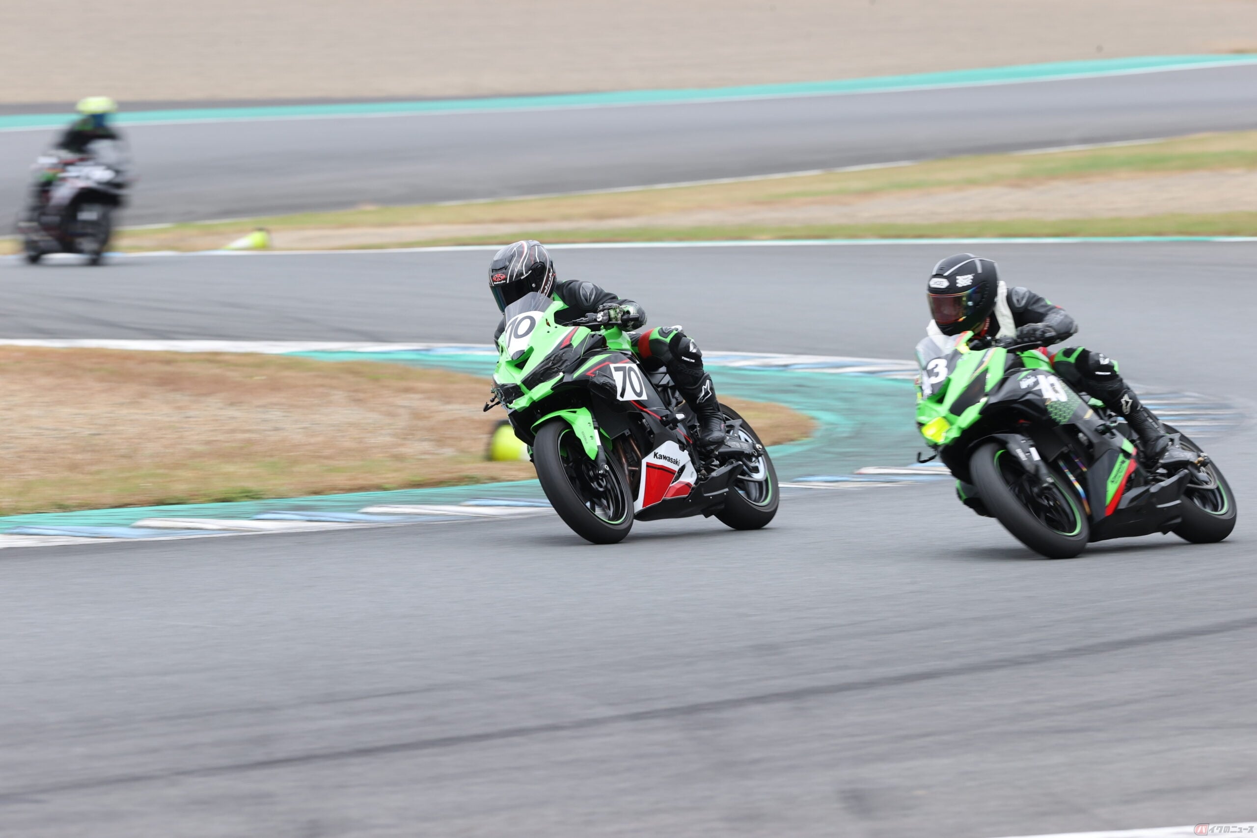 カワサキ「Ninja ZX-25R」のワンメイクレース「Ninja Team Green Cup」に参戦する筆者(先川 知香/左)