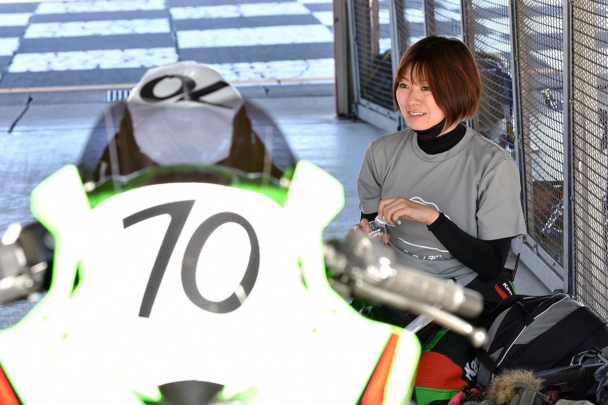 カワサキ「Ninja ZX-25R」のワンメイクレース「Ninja Team Green Cup」に参戦する筆者（先川 知香）