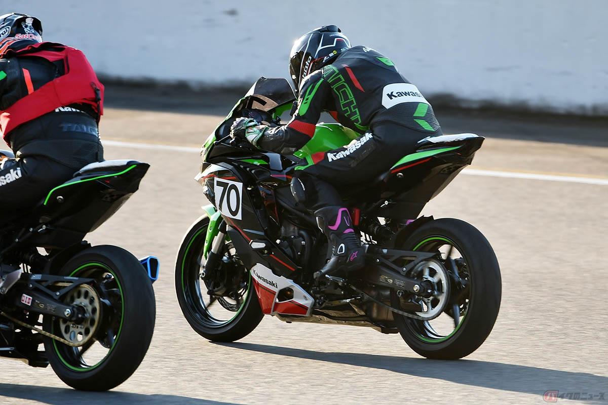 カワサキ「Ninja ZX-25R」のワンメイクレース「Ninja Team Green Cup」に参戦する筆者(先川 知香)。トップ集団のライダーたちの丁寧な抜き方と挨拶が印象的でした