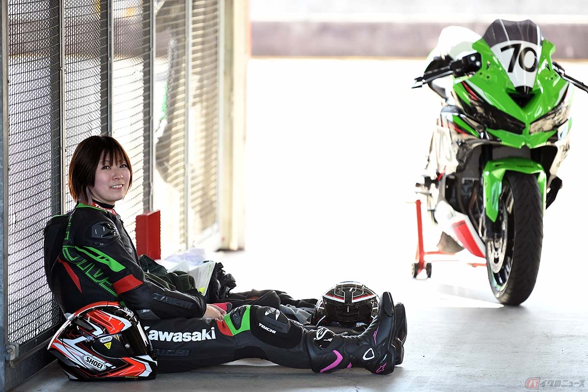 カワサキ「Ninja ZX-25R」のワンメイクレース「Ninja Team Green Cup」に参戦する筆者(先川 知香)