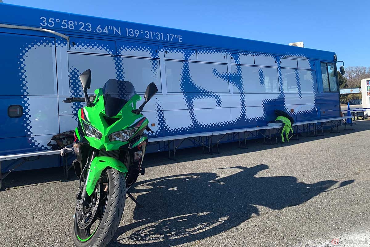 ツーリングがてらサーキット走行を楽しむ企画を立てたレーシングライダーの大久保光選手。無事にテルル桶川スポーツランドに到着! 平日ということもあり比較的に空いていましたが、風が強かったようです