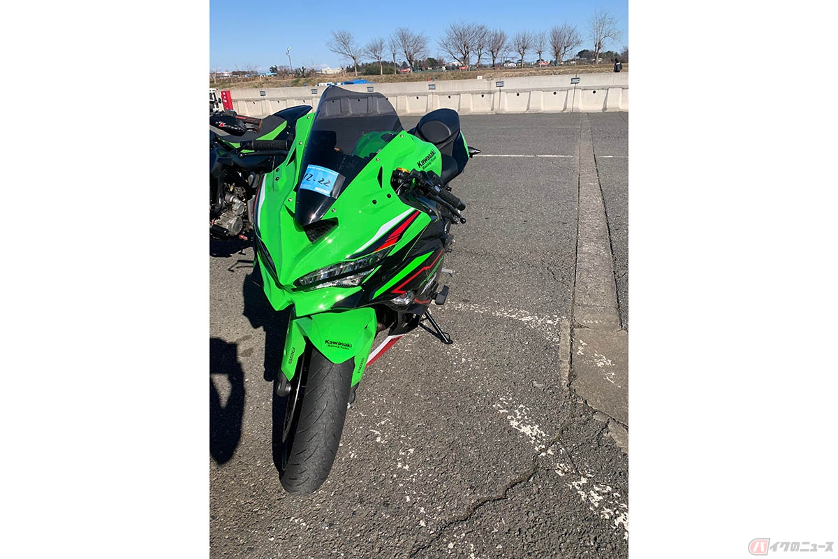 ミラーを外してライト等にテープを貼って走行券を見えやすいところに貼っていざ、サーキット走行へ!