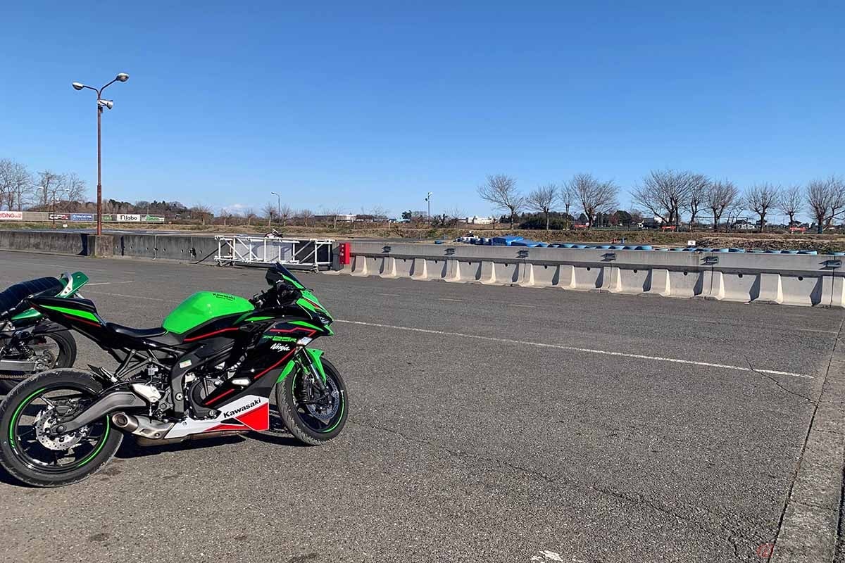 自走の方の駐輪エリアから見たサーキットの様子